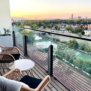 Apartment Sunrise Above Sky With Rooftop Pool, Wien