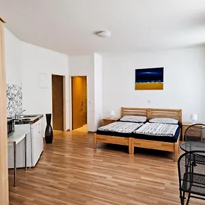  Apartmán Youth Service